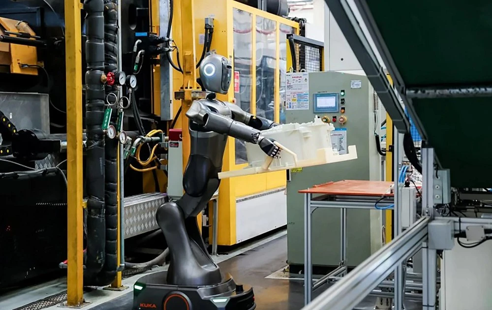 Trung Quốc gây sốc với nhà máy robot AI 24/7