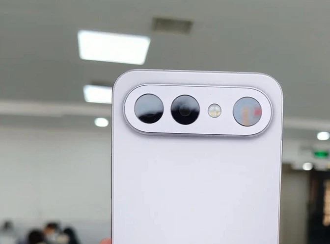 “Siêu điện thoại mini” 13 triệu khiến flagship chao đảo