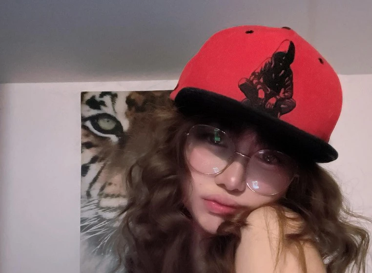 Nữ game thủ khoe gaming room, fan “mất tập trung”