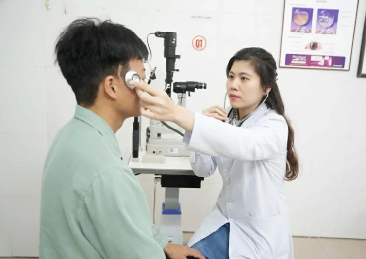 Đỏ mắt, tiếng ù trong đầu sau chấn thương do thông động mạch xoang hang