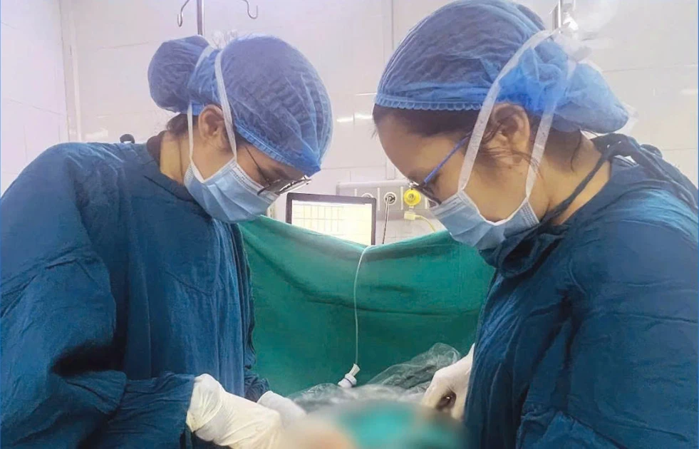 Cứu sống thiếu nữ 17 tuổi mắc u buồng trứng xoắn hai bên
