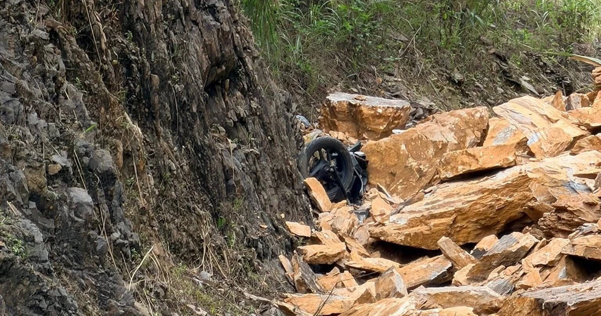 Sạt lở lớn tại đèo Thung Khe, nhiều người nghi bị vùi lấp