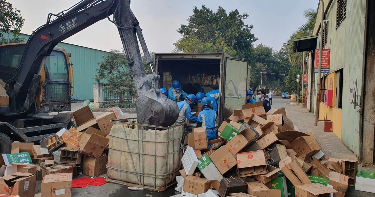 Hưng Yên tiêu hủy hơn 2.200 chai rượu nhập lậu