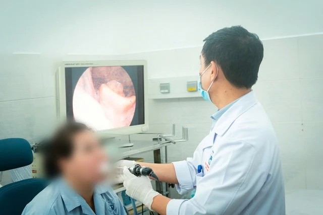 Suýt tắc đường thở vì ngậm vitamin C sủi chữa hóc xương cá