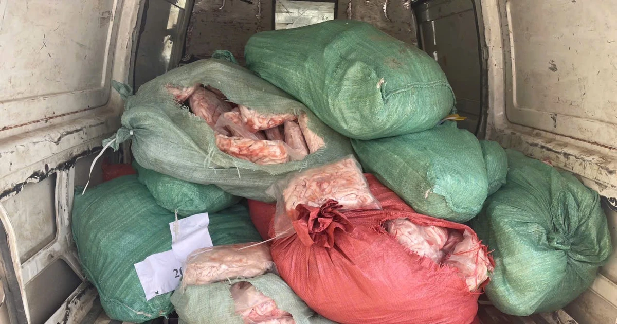 Hà Nội phát hiện gần tấn chân gà bốc mùi, xử phạt ngay ngày đầu năm