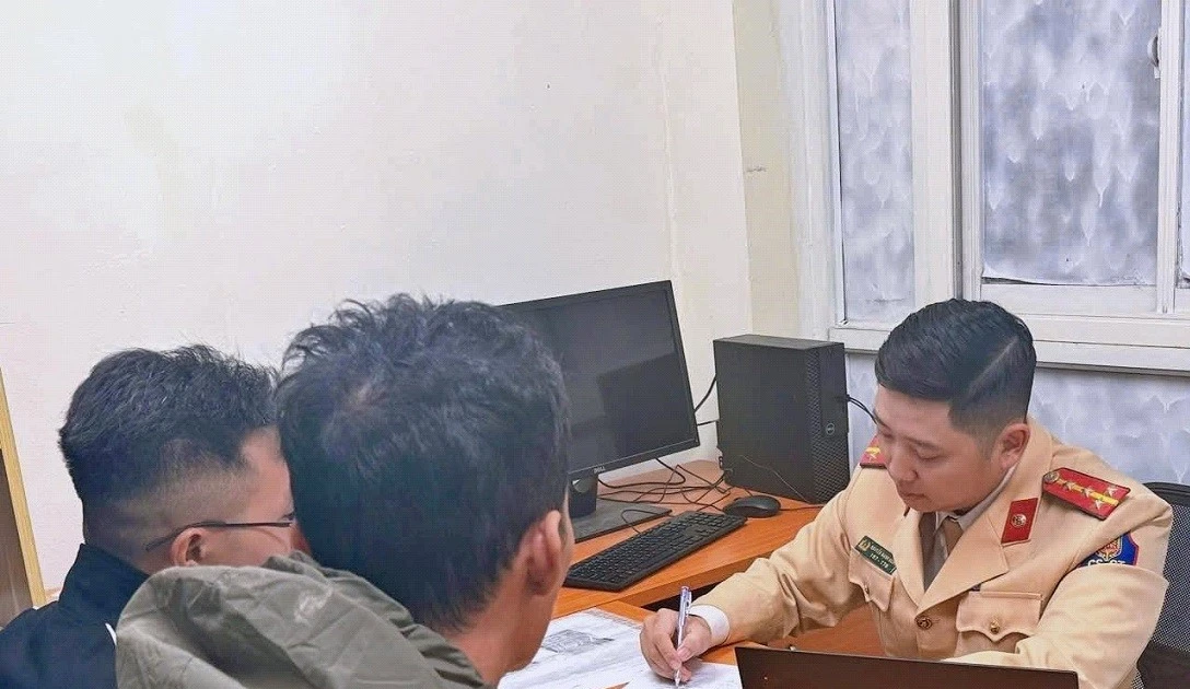 Xử phạt tài xế xe tải làm rơi vãi bùn đất xuống đường, phố Hà Nội