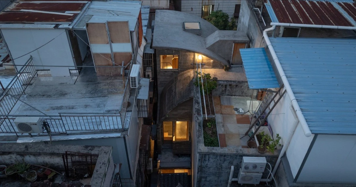 Ngôi nhà phố cổ nổi bật với mái cong độc đáo