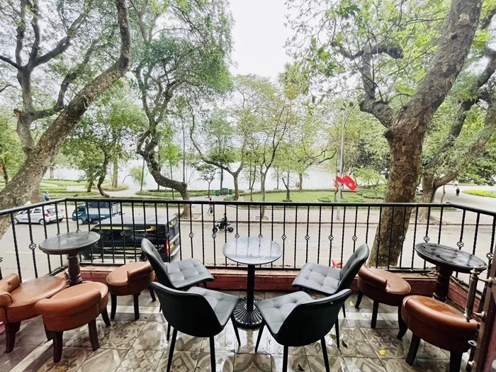 Bên trong căn nhà trên phố Hàng Khay của Tuấn Hưng