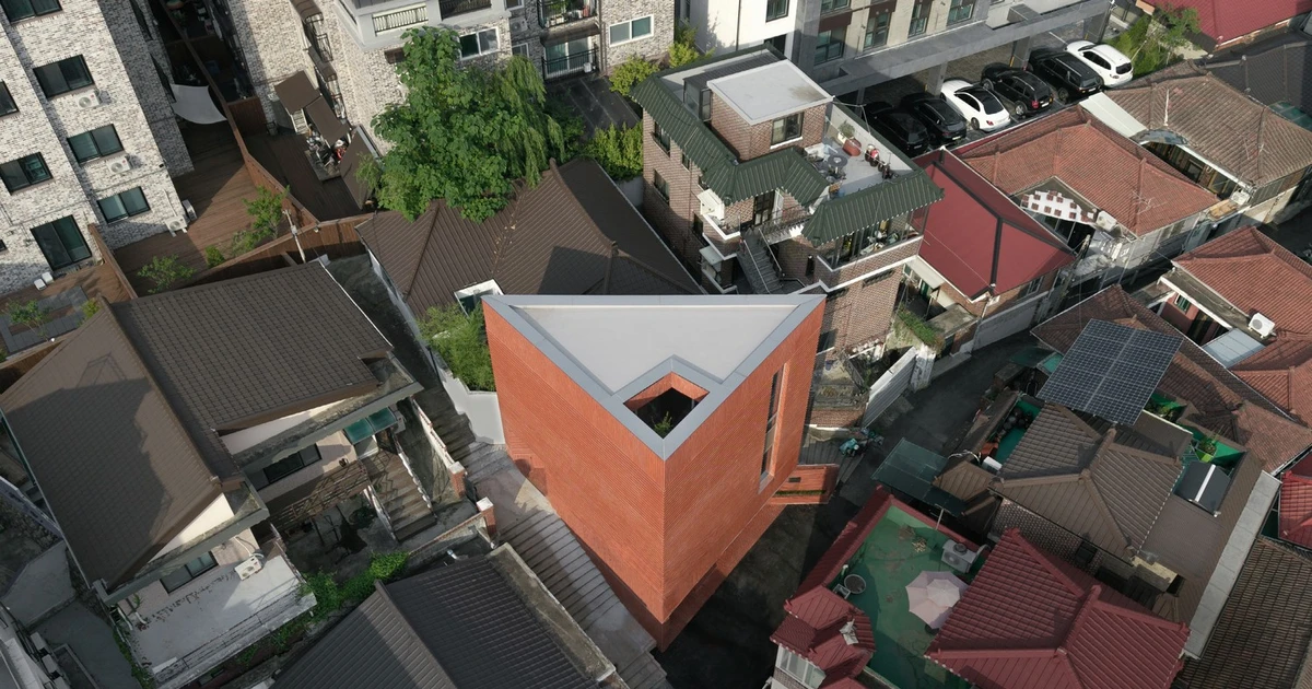 Bên trong ngôi nhà lệch tầng trên mảnh đất hình tam giác