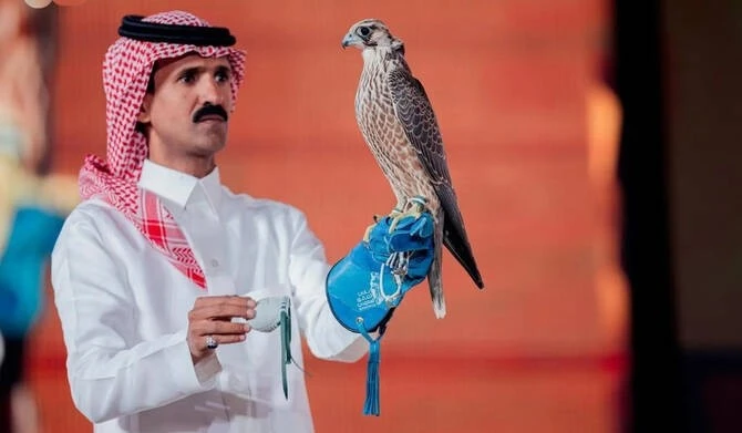 Chim ưng giá hơn 2 tỷ đồng khiến đại gia "xuống tiền"