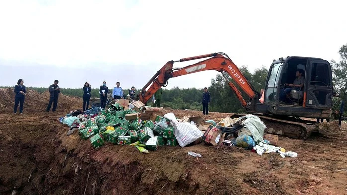 Quảng Trị tiêu hủy hàng nghìn mỹ phẩm, thực phẩm lậu trị giá 270 triệu