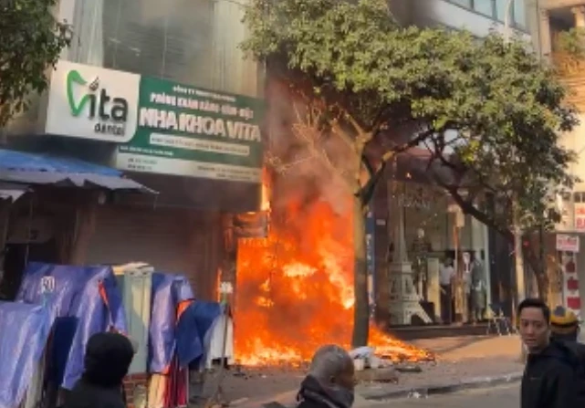 Cháy lớn tại ngôi nhà cao tầng trên phố Hà Nội