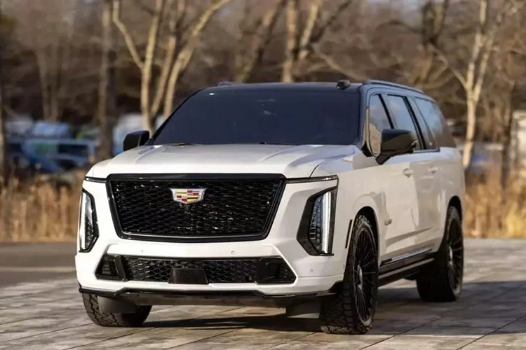 Cadillac Escalade ESV 2025 có giá đắt hơn cả siêu SUV Lamborghini Urus