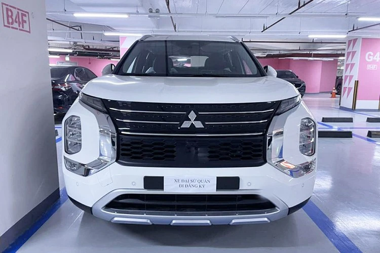 Mitsubishi Outlander 2025 bất ngờ xuất hiện tại Việt Nam