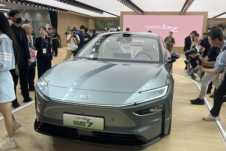 Ra mắt Toyota bZ7 – sedan điện cỡ S-Class, động cơ Huawei chạy 700km/sạc