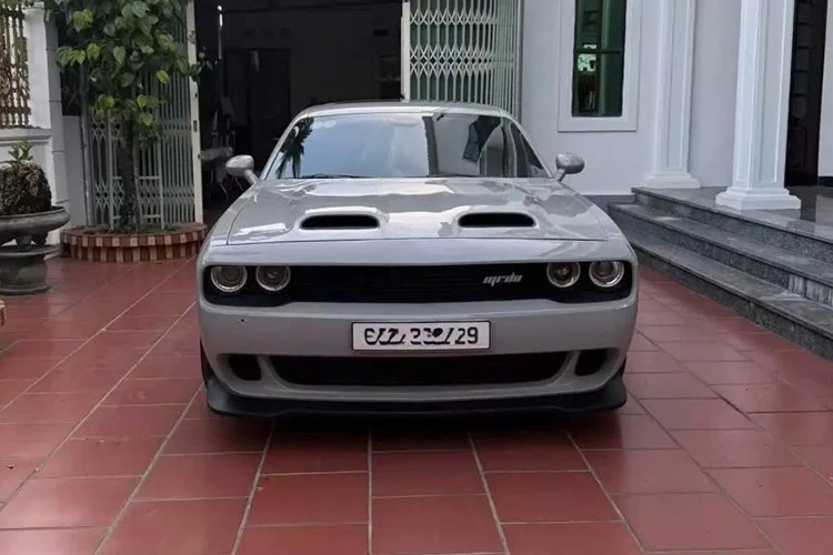 Chiếc xe Dodge Challenger SXT 2016 cơ bắp của tay chơi Hà Nội