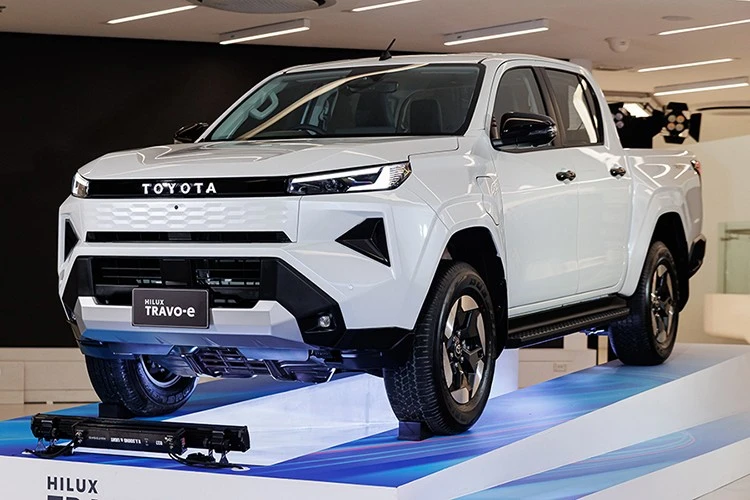 Toyota Hilux 2026 tăng giá mạnh khi về Việt Nam, bản cao nhất tới 1,1 tỷ