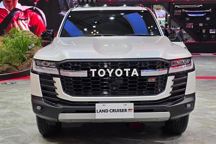 Toyota Land Cruiser 300 GR Sport ra mắt Đông Nam Á, giá hơn 4,3 tỷ đồng