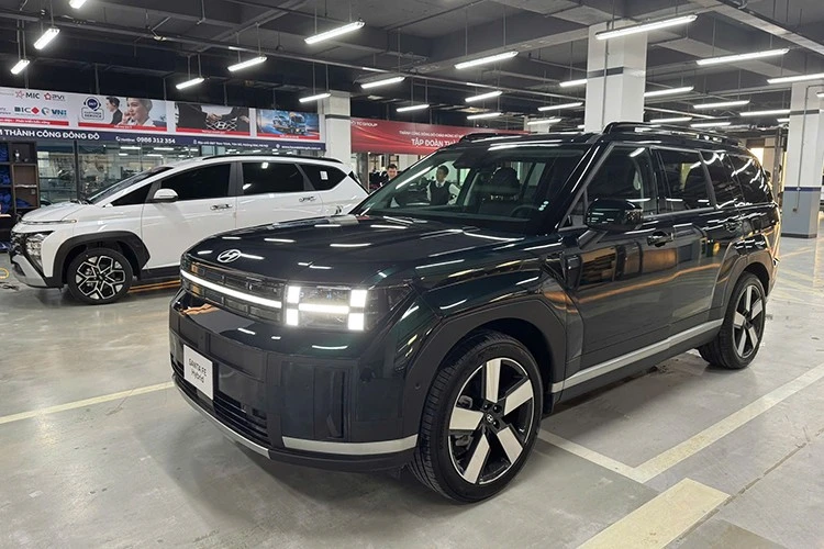 Hyundai SantaFe Hybrid mới ra mắt Việt Nam giảm 50 triệu đồng tại đại lý