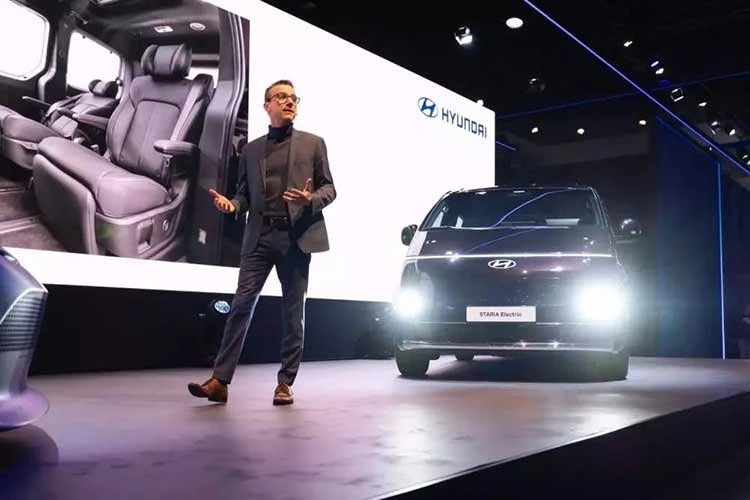 Hyundai Staria EV 2026 mới được vén màn tại triển lãm ôtô Brussels