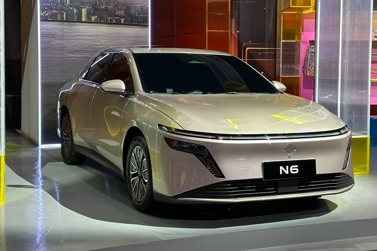 Nissan N6 2026 chỉ từ 374 triệu đồng, "đối thủ" Toyota Camry