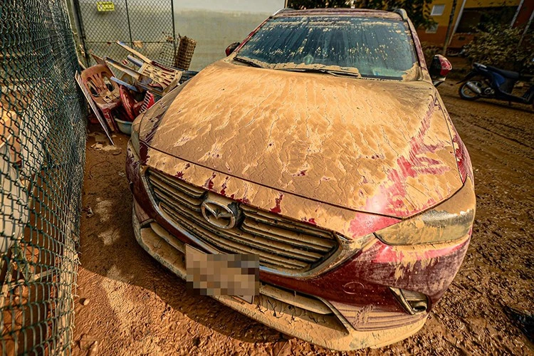 Choáng váng với phí sửa chữa ôtô ngập nước lên đến gần 540 triệu đồng