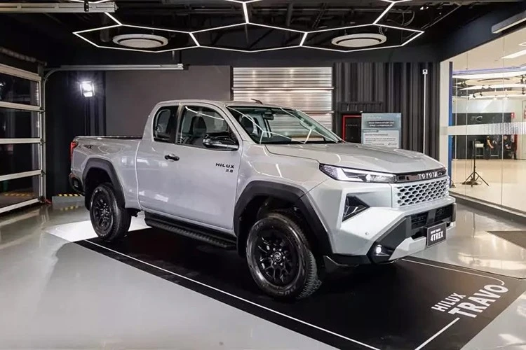 Toyota Hilux 2026 tung ảnh nhá hàng tại Việt Nam, ra mắt tháng 1/2026