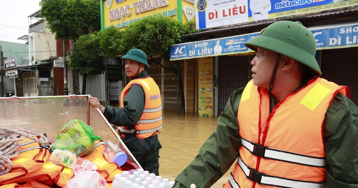 Lực lượng vũ trang sát cánh cùng nhân dân Đà Nẵng khắc phục hậu quả mưa lũ