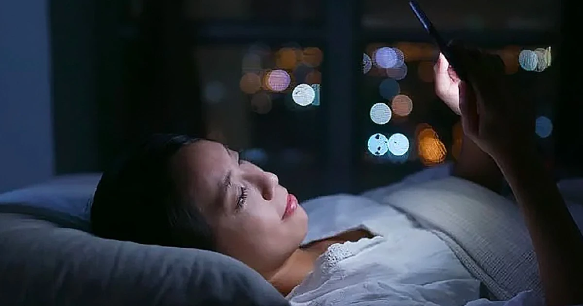 Dùng điện thoại trước khi ngủ có hại?