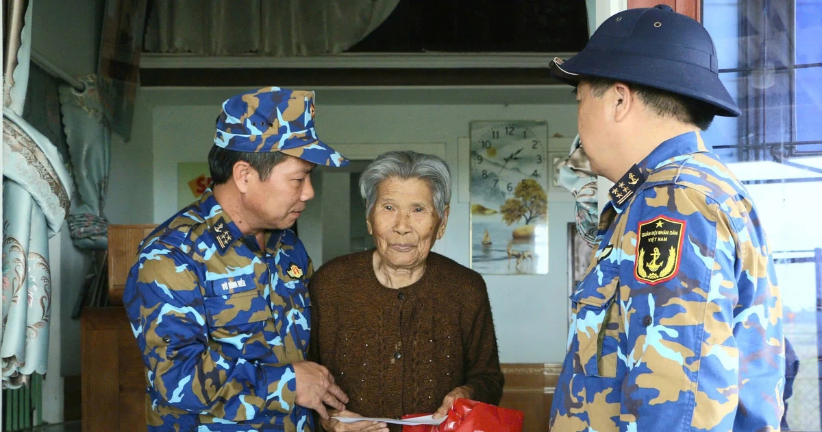 Quân chủng Hải quân tổ chức hỗ trợ, tặng quà Nhân dân bị ảnh hưởng mưa lũ