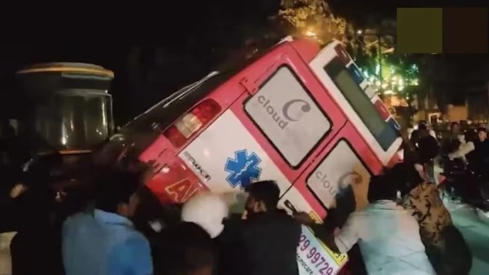 Xe cứu thương vượt đèn đỏ gây tai nạn, hai người tử vong