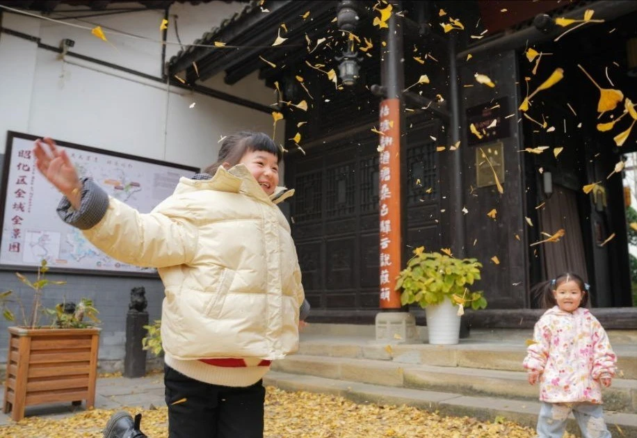 Cảnh yên bình trong thị trấn cổ ở Trung Quốc