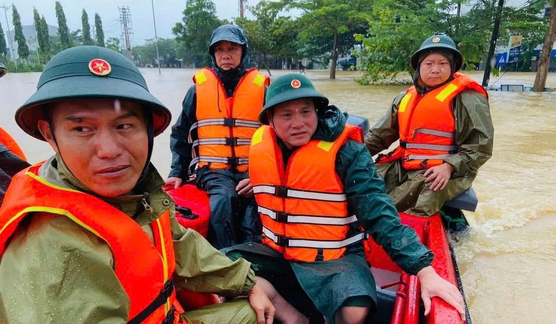 Quân đội hỗ trợ giúp dân, khắc phục hậu quả mưa lũ