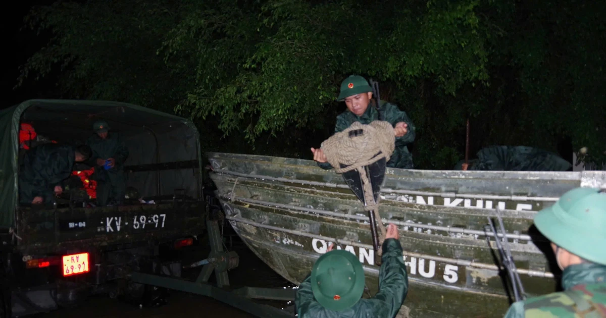 Hơn 12.600 cán bộ, chiến sĩ Đà Nẵng hỗ trợ người dân vùng lũ