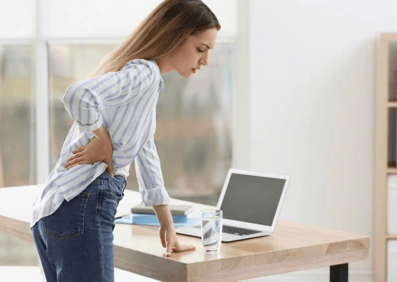 Nguy cơ loãng xương sớm ở phụ nữ trẻ văn phòng, cách phòng tránh