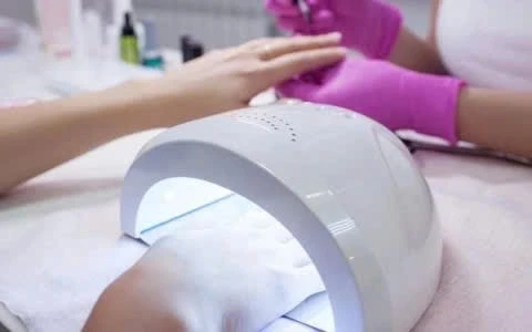 Tia UV trong máy sấy móng có thể làm tăng nguy cơ ung thư da