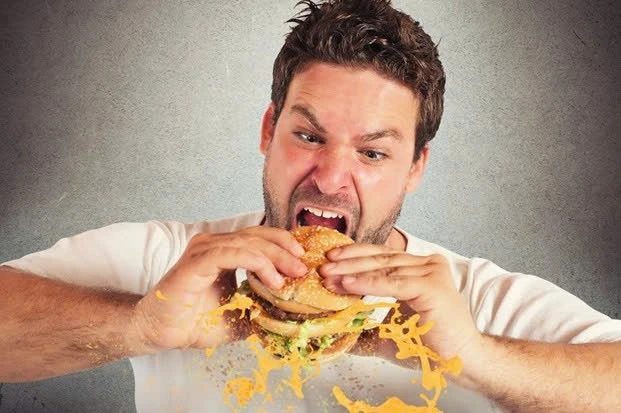 Nguy cơ tiềm ẩn từ thói quen ăn vội