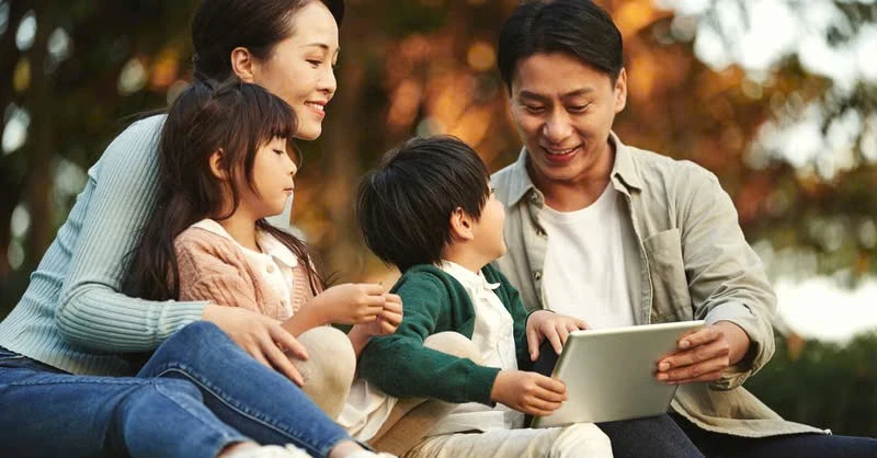 Cha mẹ làm gì để giúp con quản lý cảm xúc?