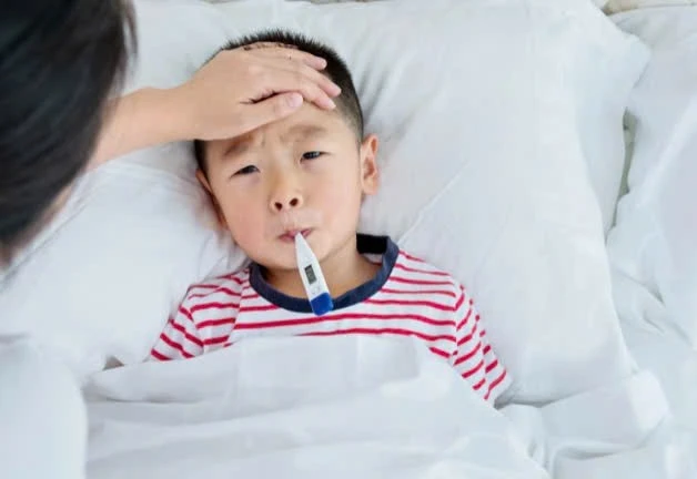 Chăm sóc đúng cách khi trẻ bị sốt siêu vi