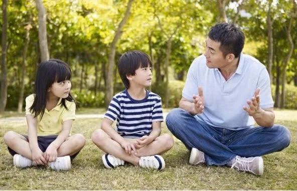 Giúp con vượt qua nỗi sợ khi trò chuyện với cha mẹ