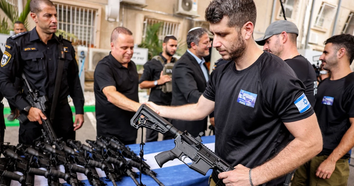 Israel làm điều chưa từng có là gửi súng về tận nhà cho lính dự bị