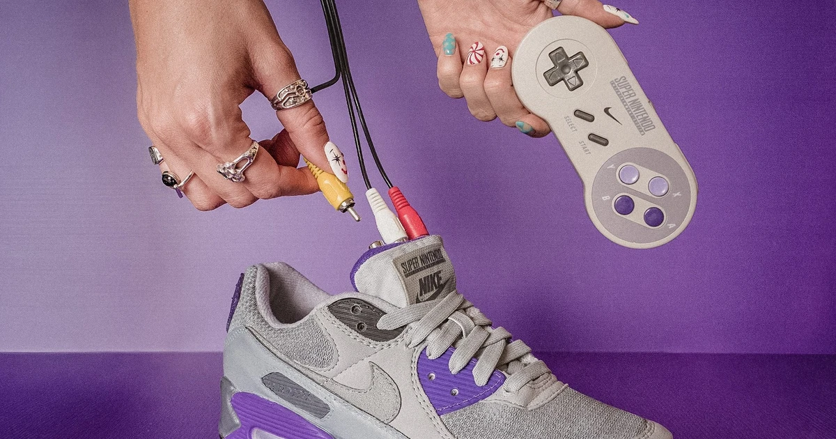 Đôi giày Nike kỳ dị tích hợp luôn máy Nintendo, đi mỏi thì dừng lại chơi game