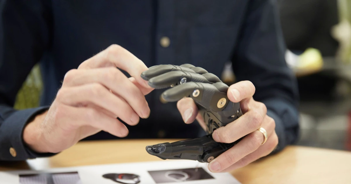 Bàn tay sinh học tích hợp AI giúp cầm nắm chính xác như tay thật