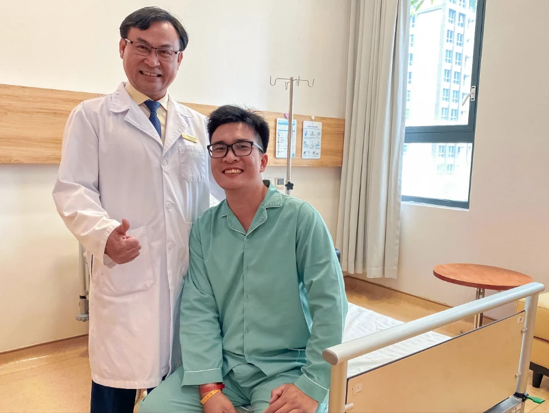 Từ Singapore về Vinmec tại Việt Nam chữa trị, bệnh nhân chấm dứt cơn đau dai dẳng kéo dài suốt 7 năm