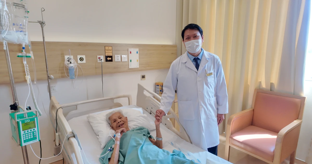 Bệnh nhân 88 tuổi ung thư dạ dày giai đoạn muộn hồi phục ngoạn mục