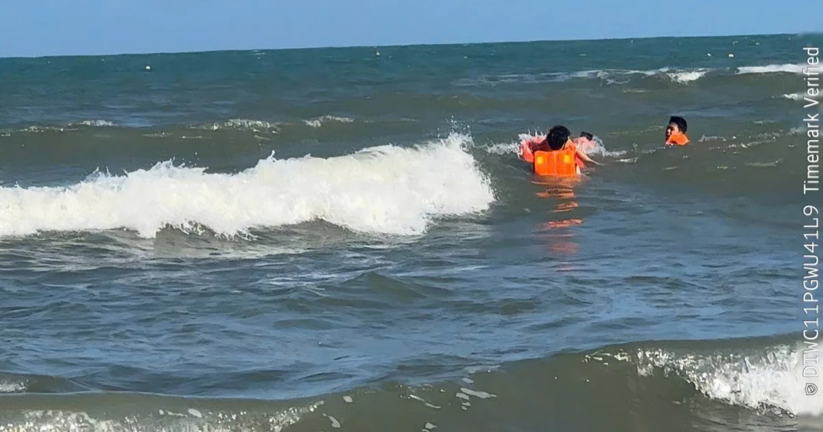 Gia đình 3 người gặp nạn đuối nước tại biển Mỹ Khê, 2 người mất tích