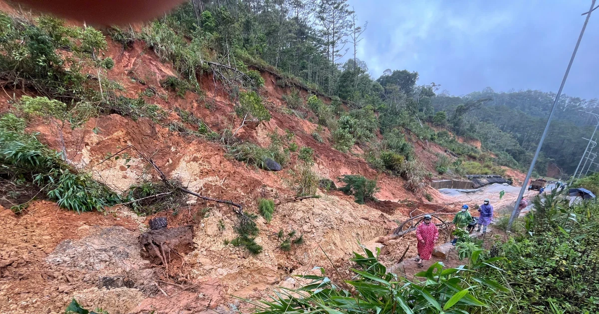 Sạt lở nghiêm trọng chia cắt Quốc lộ 24 tại Quảng Ngãi