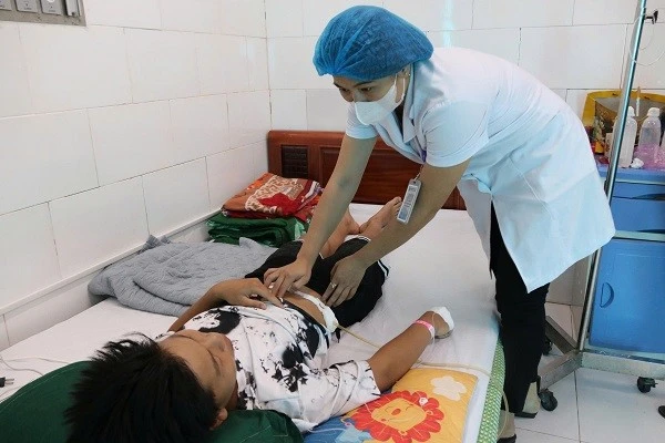 Nhiều trẻ đau bụng dữ dội vì thủng tạng rỗng