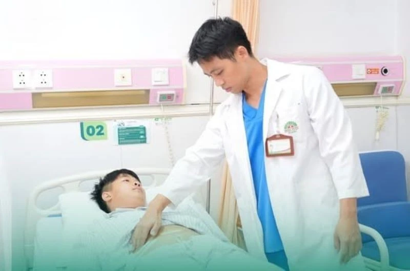 Tự điều trị đau bụng trẻ 14 tuổi vỡ ruột thừa, biến chứng áp xe