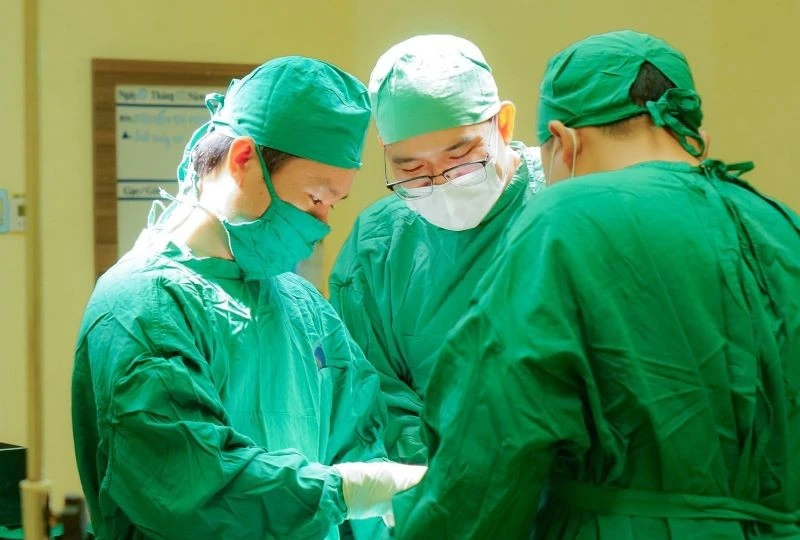 Chỉnh ngón cái lệch vẹo gây cơn đau buốt bàn chân nhiều năm cho người phụ nữ